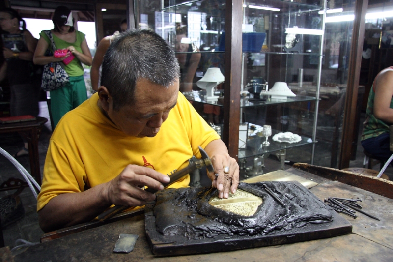 Silversmith, Java Yogyakarta Indonesia.jpg - Indonesia Java Yogyakarta. Silversmith